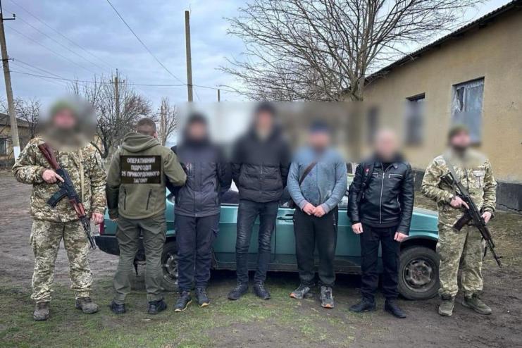 З незнайомців 6000 тис дол, а з сусіда – лише 100: біля Сарати затримали перевізника втікачів за кордон